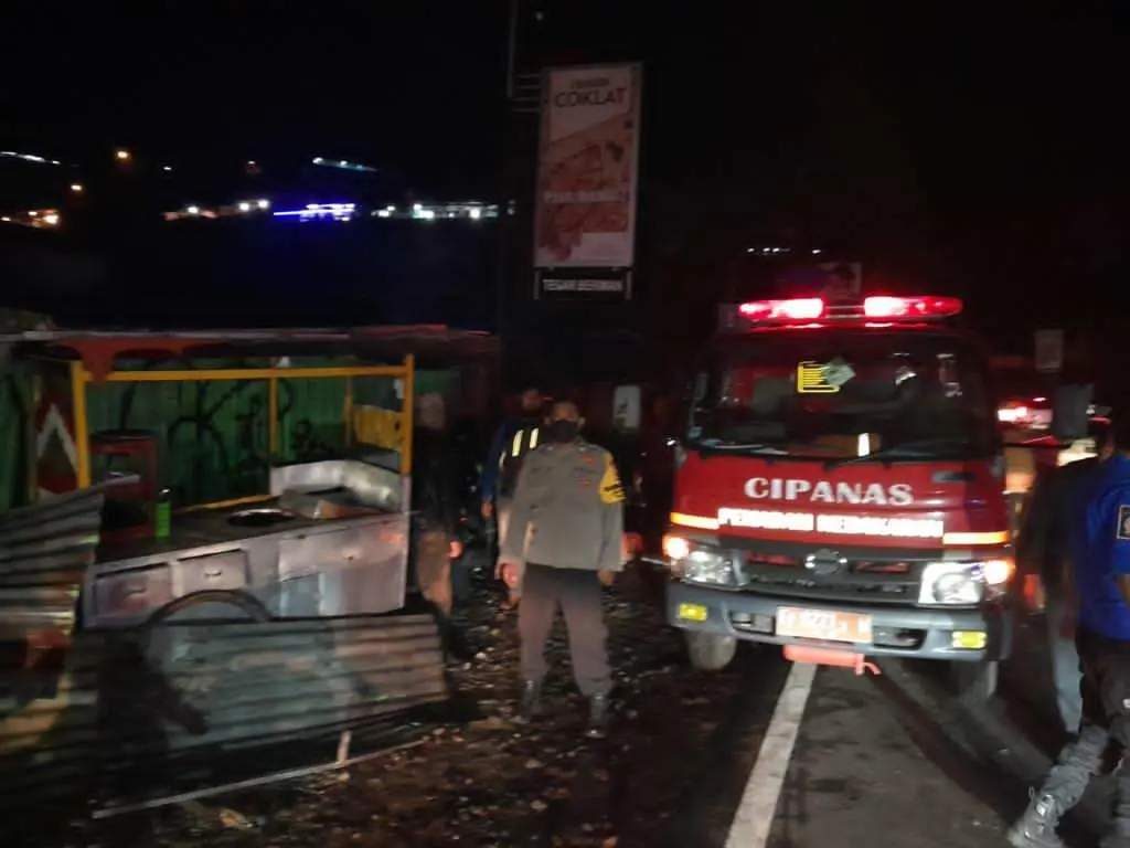 Jelang Hari Raya Idul Adha, Sebuah Warung Makan di Jalan Raya Puncak Bogor Terbakar