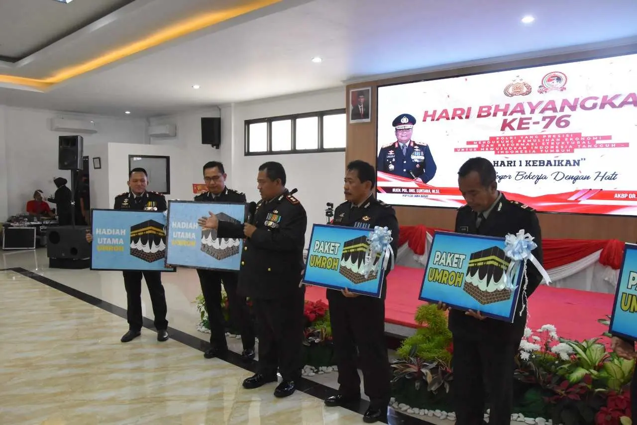 Lima Personil Polres Bogor Terima Reward Umroh Gratis dan Holyland Atas Dedikasinya dalam Menjalankan Tugas