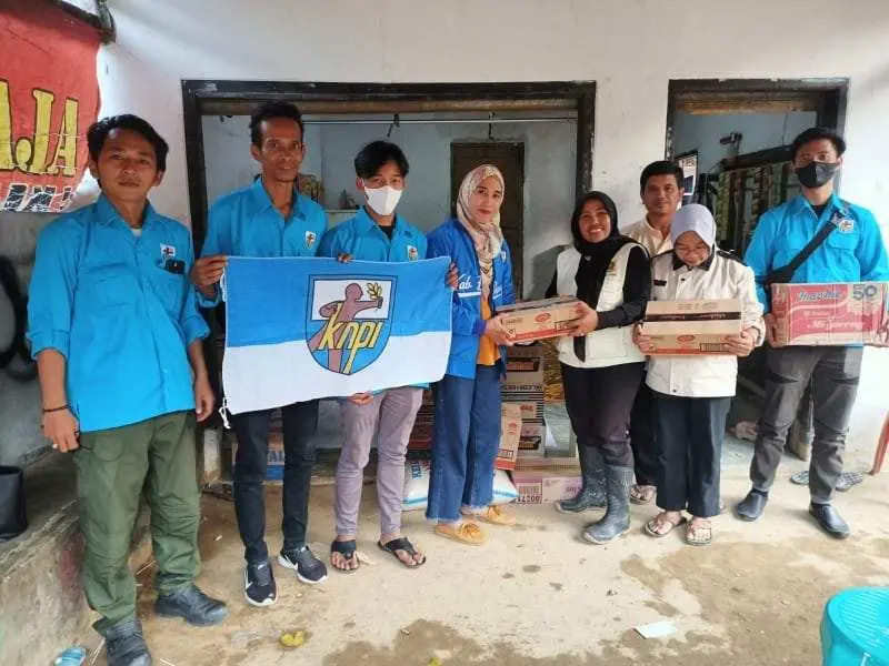 Peduli, DPK KNPI Parung Panjang Berkunjung dan Berikan Bantuan kepada Korban Banjir Bandang di Desa Purasari