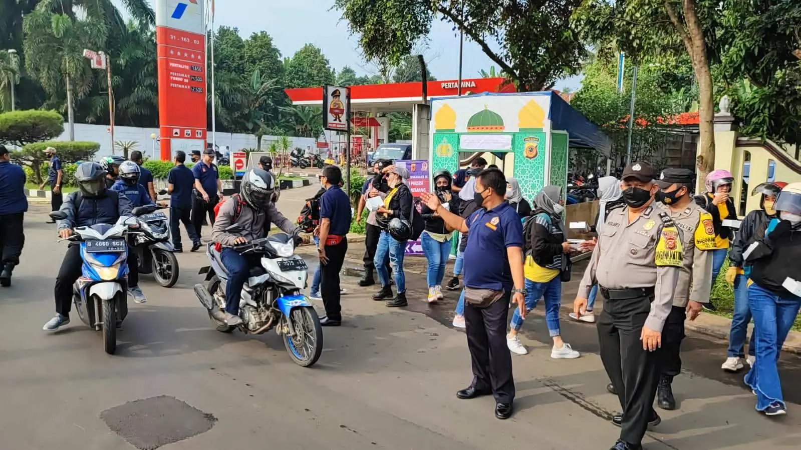Jalankan Program Kapolres Bogor, Kedai Presisi Polsek Kemang Bagikan Sarapan Gratis kepada Masyarakat