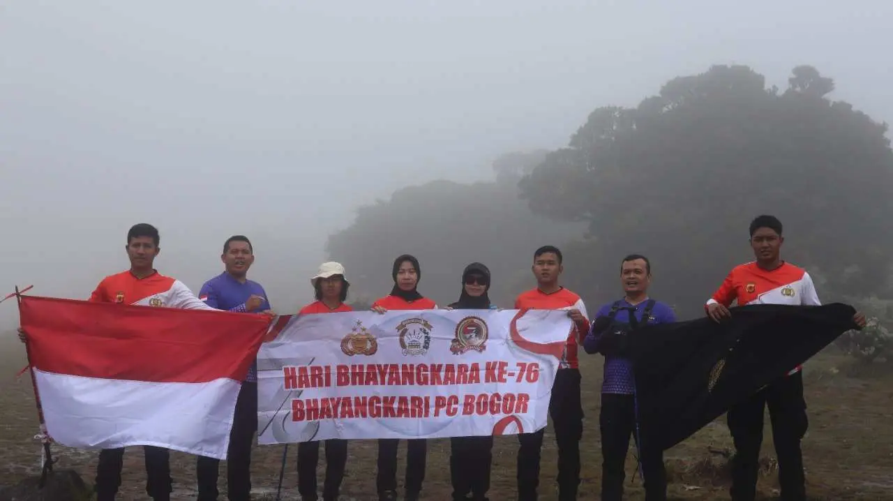 Sambut HUT ke-76 Bhayangkara, Polres Bogor Kibarkan Bendara Merah Putih di Puncak Gunung Gede