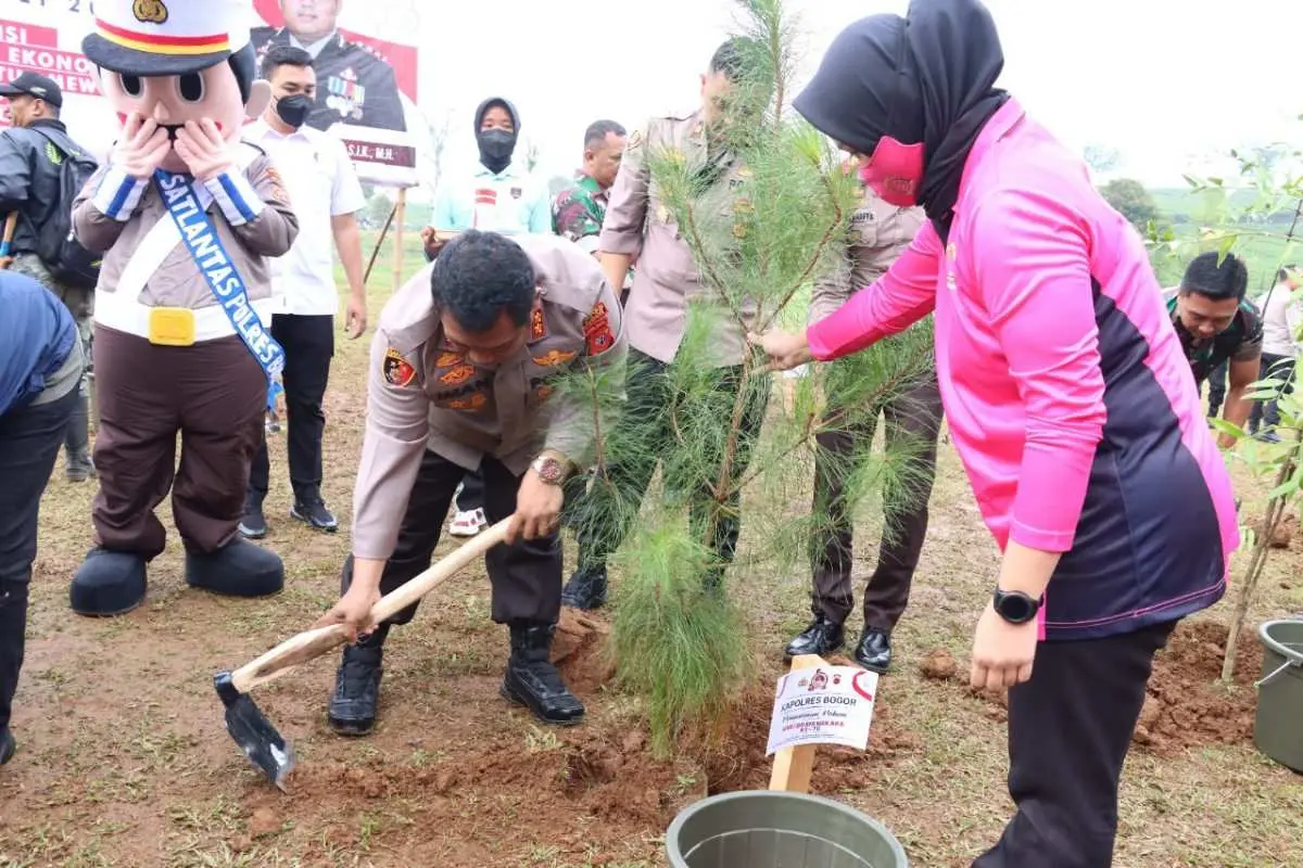 Sambut HUT ke-76 Bhayangkara, Polres Bogor Tanam Ribuan Pohon Secara Serentak di 76 Titik