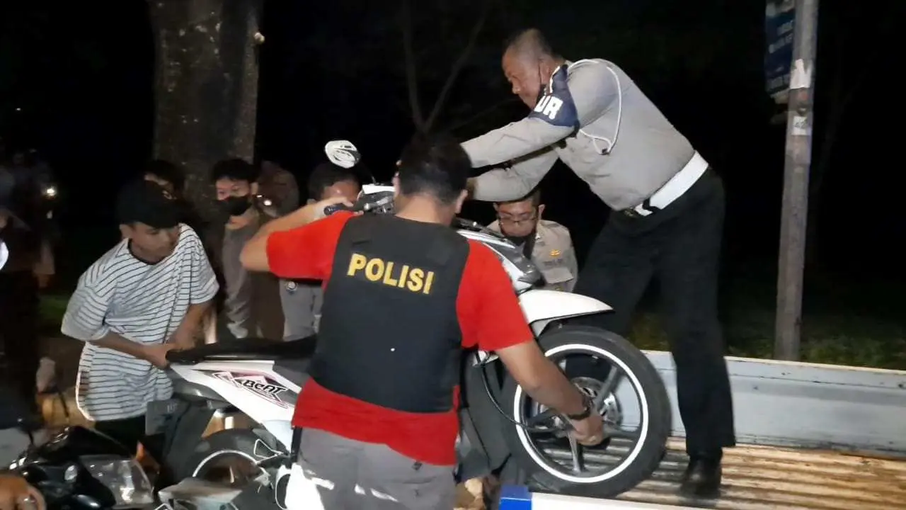 Kedapatan sedang Mengkonsumsi Miras, Empat Pemuda dan Dua Sepeda Motor di Cileungsi Diamankan Polisi
