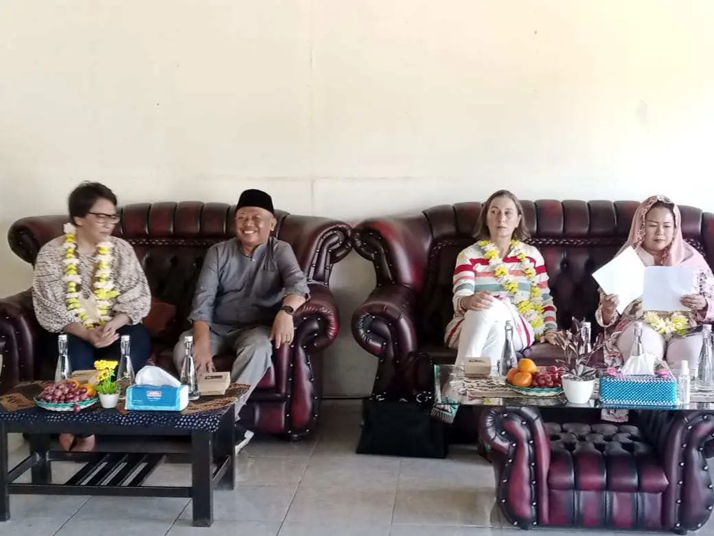 Yeni Wahid bersama Wakil Dubes Belanda Kunjungi Desa Damai Tajurhalang