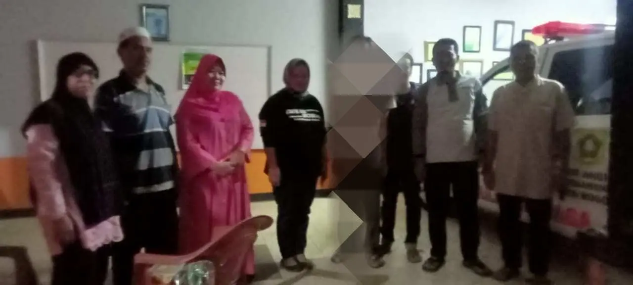 Polsek Megamendung Evakuasi ODGJ Tak Sadarkan Diri dan Menyerahkan ke Pihak Keluarga