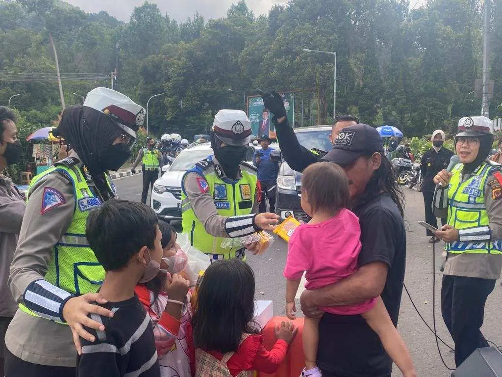 Hibur Pengendara di Jalur Puncak, Sat Lantas Polres Bogor Hadirkan Badut dan Berikan Door Prize