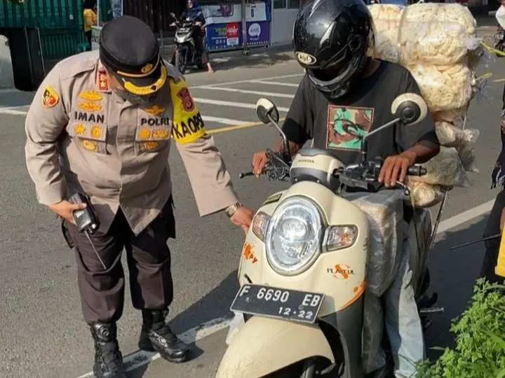 Aksi Peduli Kapolres Bogor Bantu Pengendara Kesulitan dengan Barang Bawaannya
