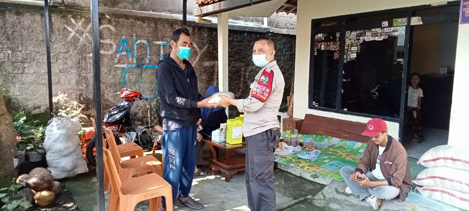 Polsek Ciomas Berbagi Paket Sembako kepada Masyarakat Kurang Mampu