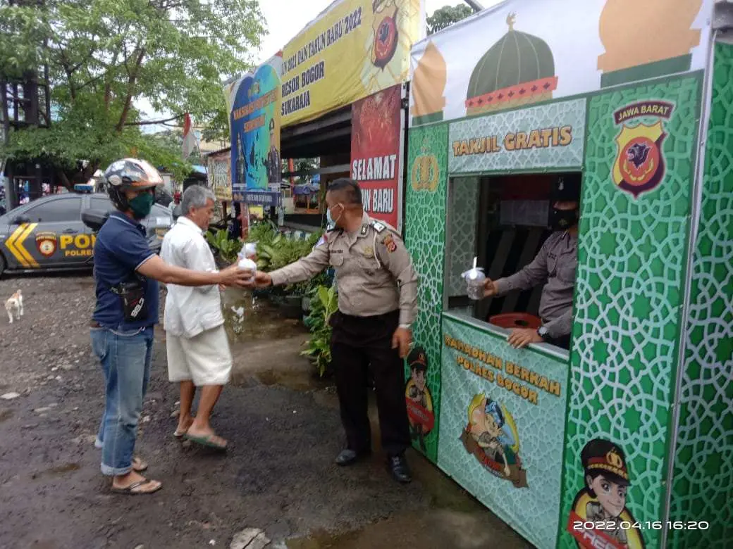 Ramadhan 1443 H, Polsek Sukaraja Rutin Berbagai Takjil Gratis kepada Masyarakat