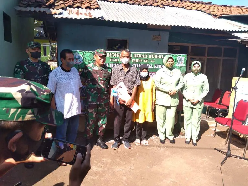 Haru Biru Dirasakan Keluarga Kris Bintarto saat Menerima Kunci Bedah Rumah dari Ketua Persit KCK Cab X Rindam III/Siliwangi