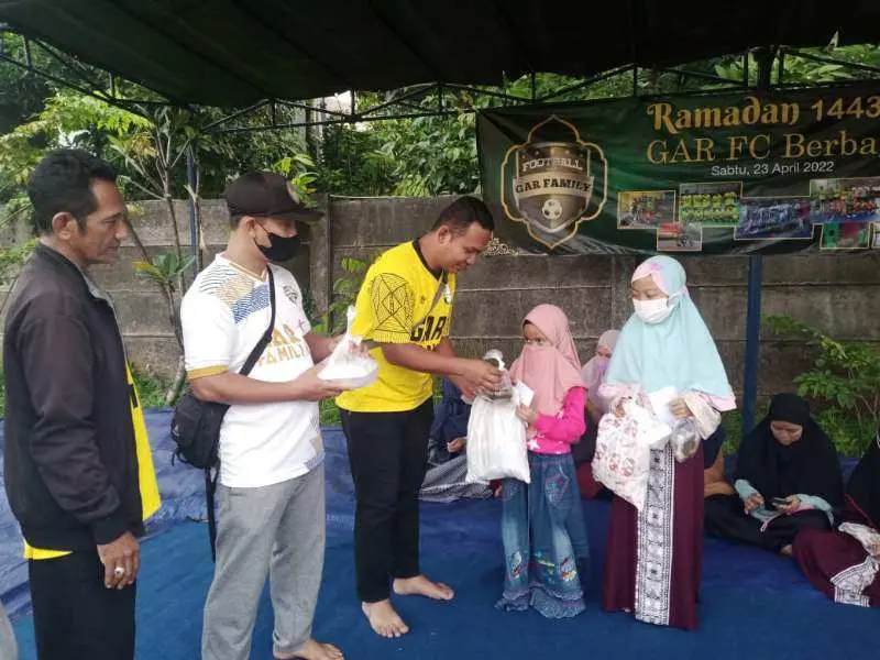 Komunitas GAR FC Tajurhalang Tebar Takjil dan Santunan Anak Yatim