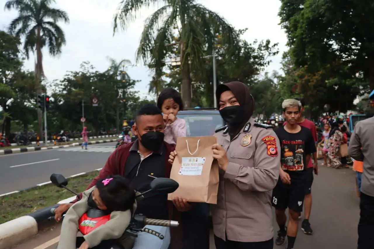 Sambut Hari Kartini 2022, Polwan Polres Bogor Bagikan Takjil Gratis di Jalan Raya Tegar Beriman