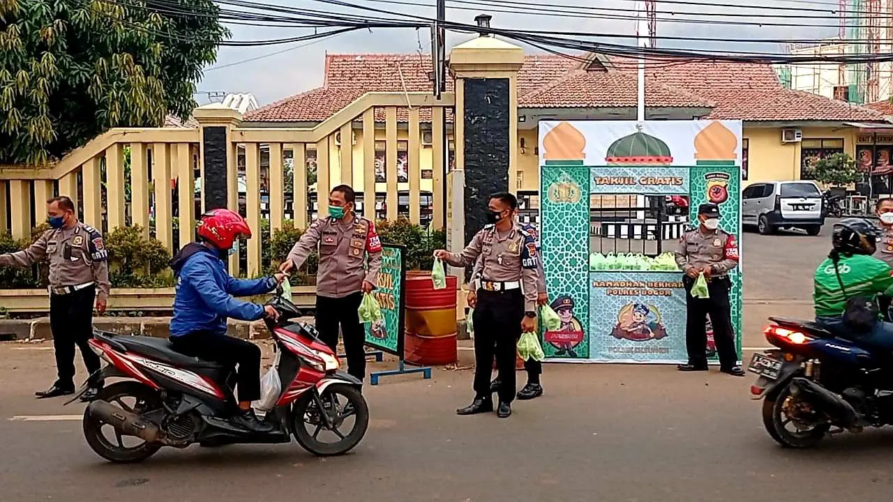 Selama Ramadhan, Polsek Cileungsi Sediakan Takjil Gratis bagi Masyarakat Pengguna Jalan