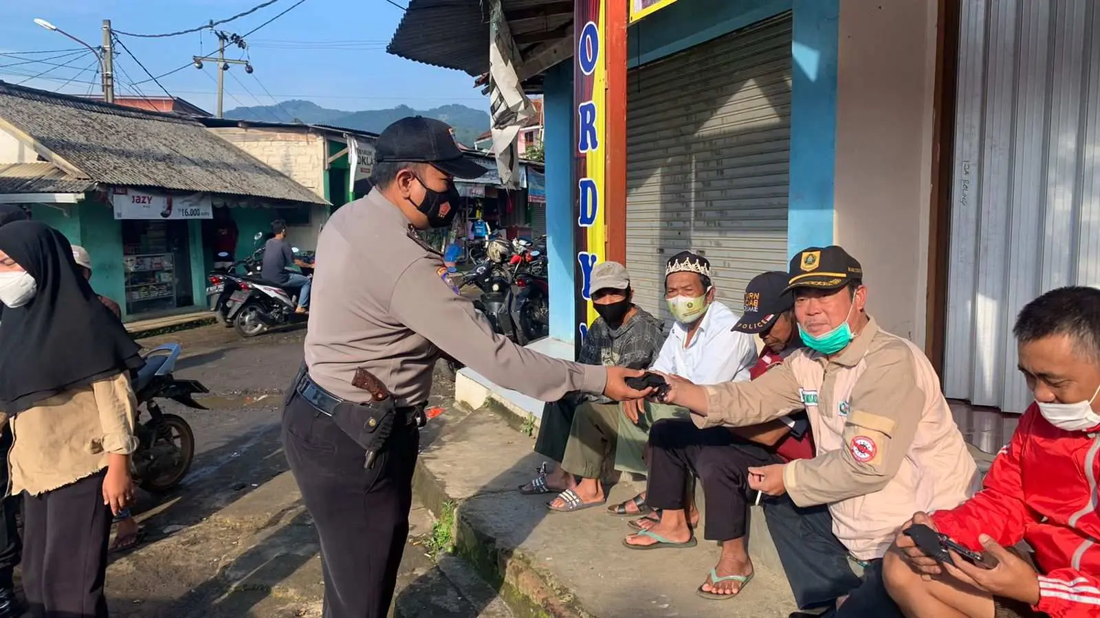 Tingkatkan Disiplin Prokes, Polsek Nanggung Gelar Patroli PPKM di Jalan Raya Ace Tabrani