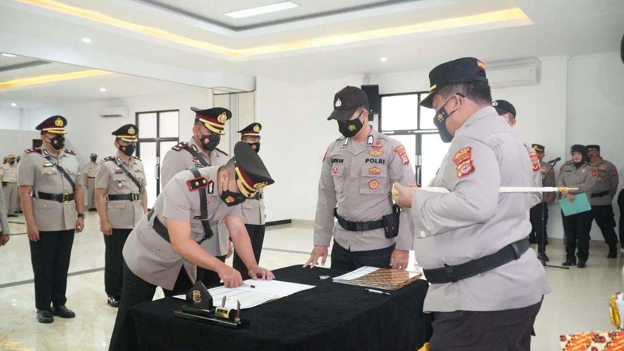 Wakapolres, Kabag Ops dan 6 Kapolsek Polres Bogor Dirotasi