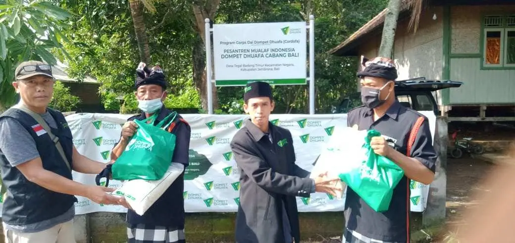 Hadirkan Toleransi, Jelang Nyepi Dompet Dhuafa Bali Bagikan Paket Sembako untuk Pecalang