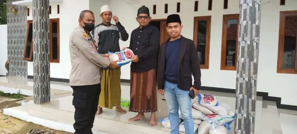 Peduli Pembangunan Masjid Kampung Keramat, Kapolres Lebak Berikan Bantuan 25 Karung Beras