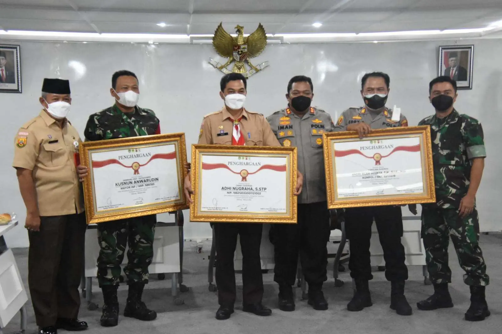 Polsek Cileungsi Raih Penghargaan atas Capaian Vaksinasi Terbaik