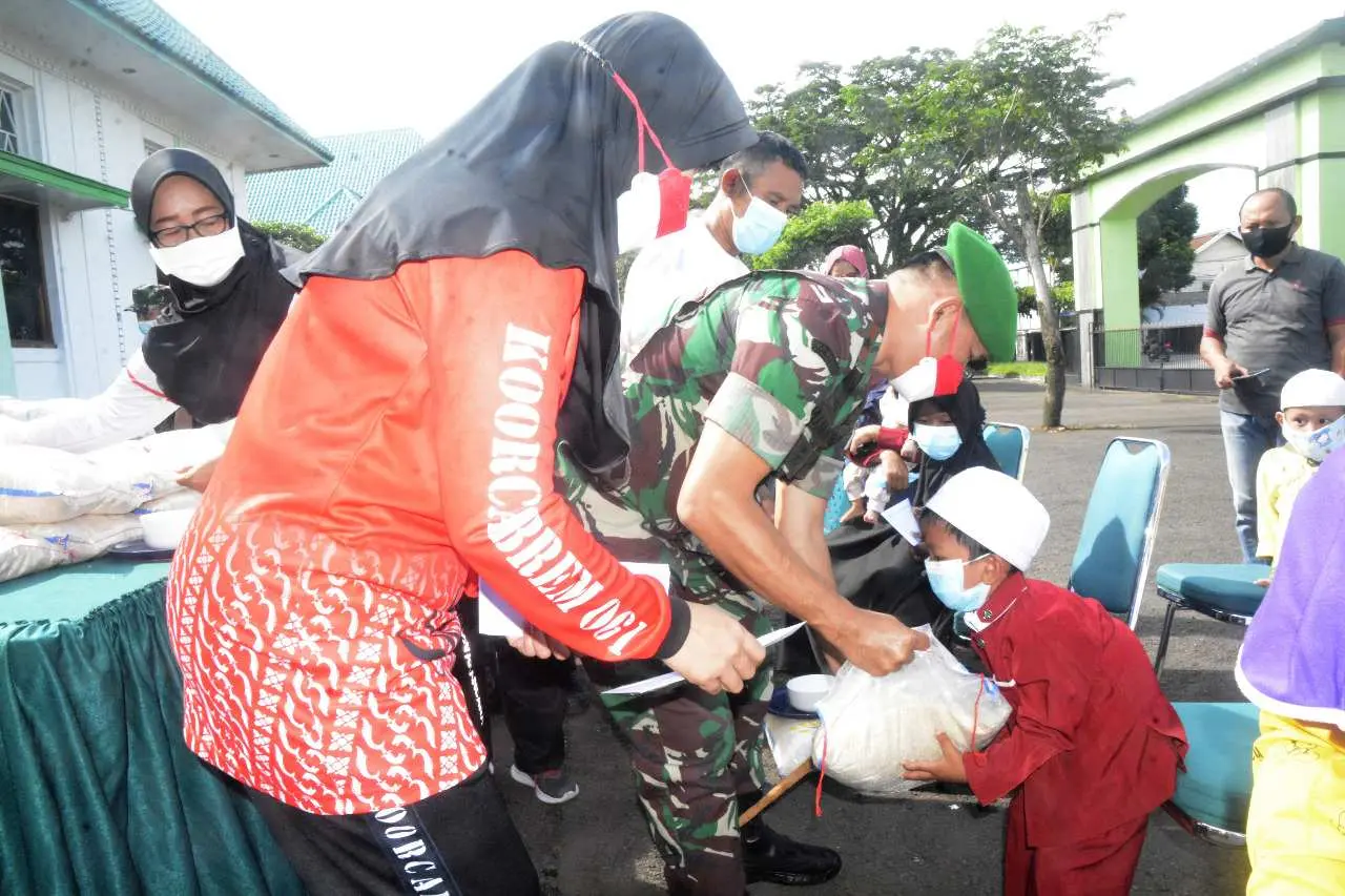 Danrem 061/Sk Bersama Istri Rutin Berbagi Kasih untuk Anak Yatim, Kaum Dhuafa dan Disabilitas
