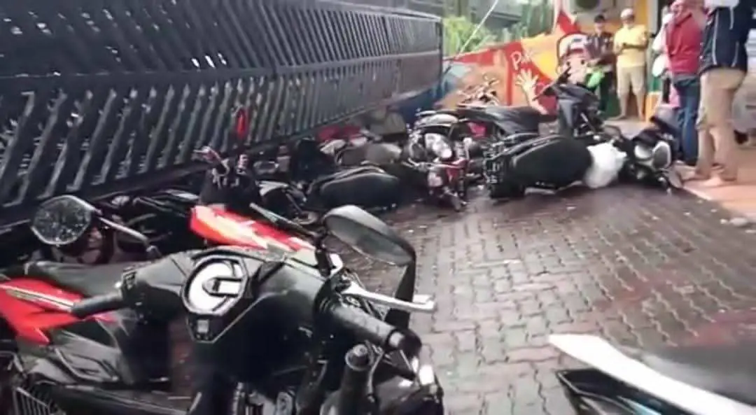 Diterjang Hujan Badai, Billboard Raksasa Ambruk dan Menimpa 40 Unit Kendaraan Roda Dua