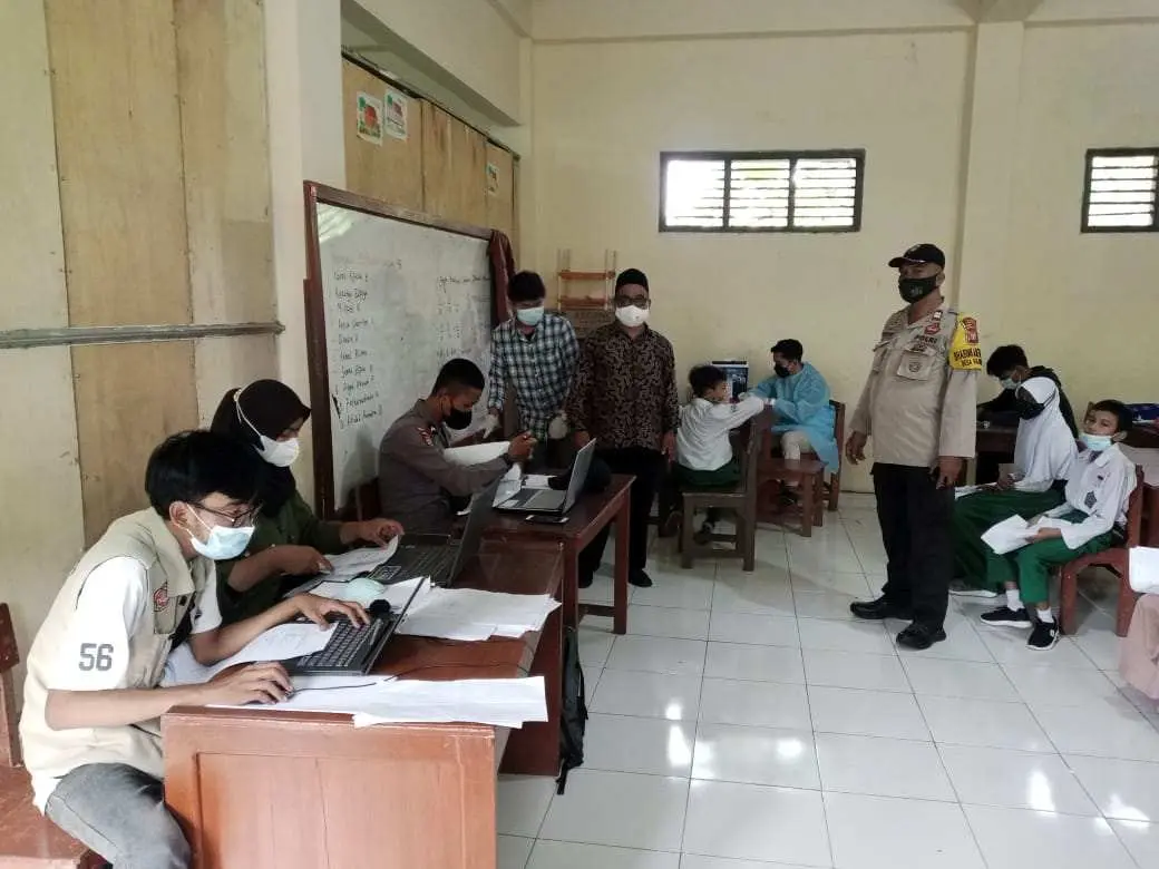 Ratusan Siswa MI Al-Mujahidah Usia 6-11 Tahun Disuntik Vaksin Covid-19