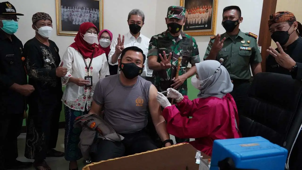 Korem 061/Sk Bersama Forkopimda Kota Bogor Laksanakan Vaksinasi Booster Ketiga di Pukesmas Semplak