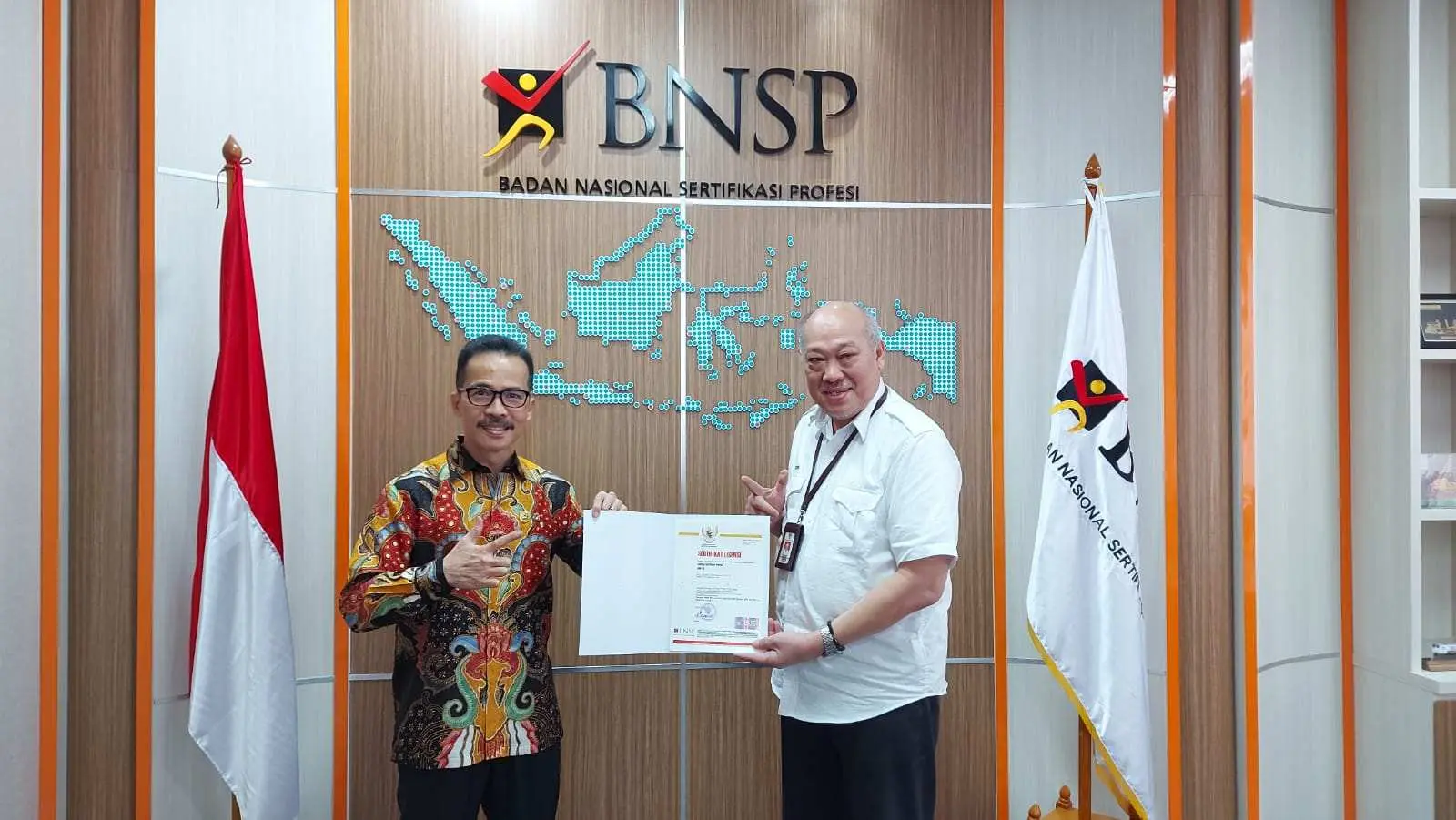 Ketua BNSP Serahkan Langsung Sertifikat Lisensi LSP SDM TIK