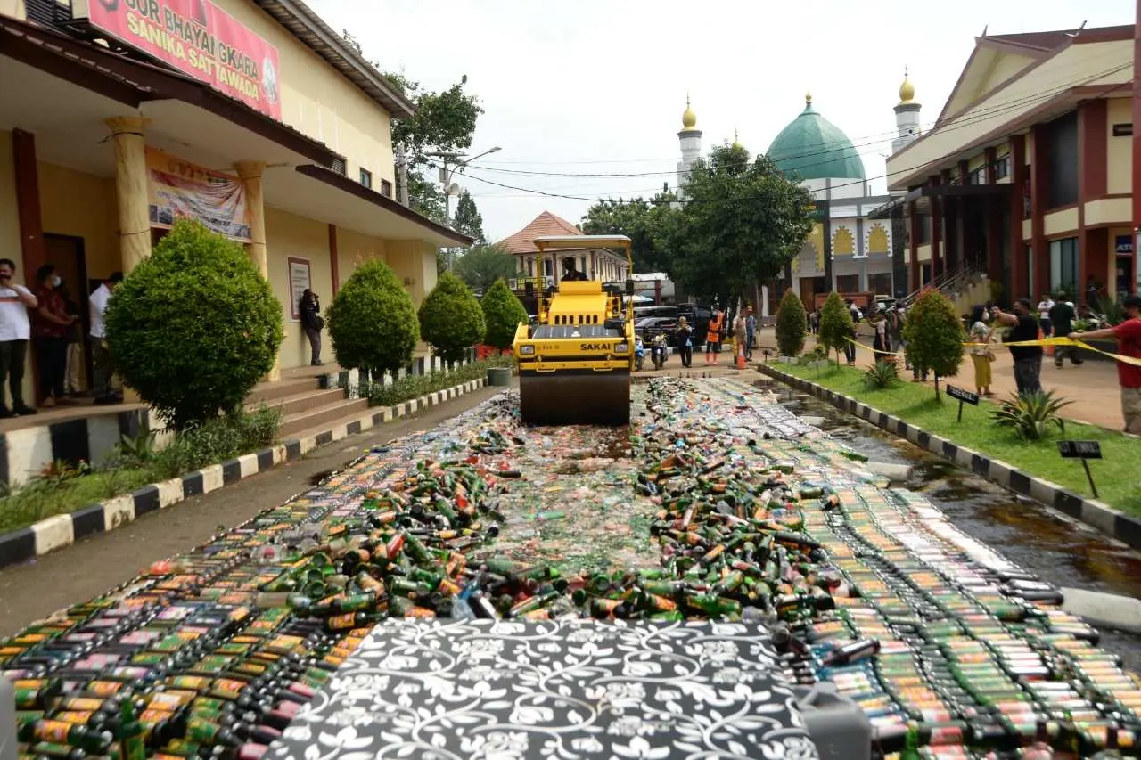 Polres Bogor Musnahkan Barang Bukti Narkotika dan Miras Hasil Kejahatan Selama Periode Tahun 2021