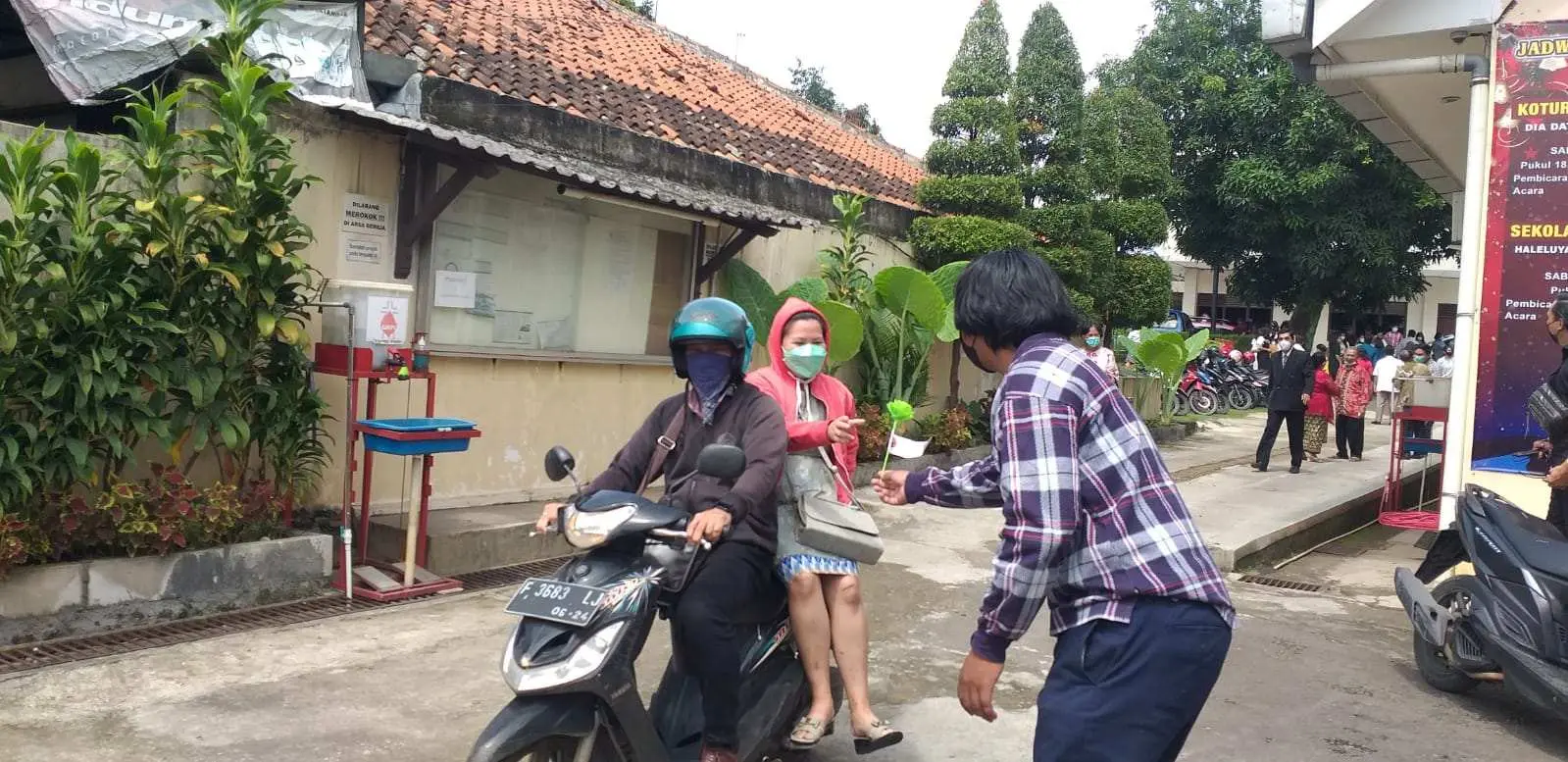 Kader Milenial PDIP Kabupaten Bogor Berbagi Bunga Tanda Kasih Natal kepada Umat Kristiani