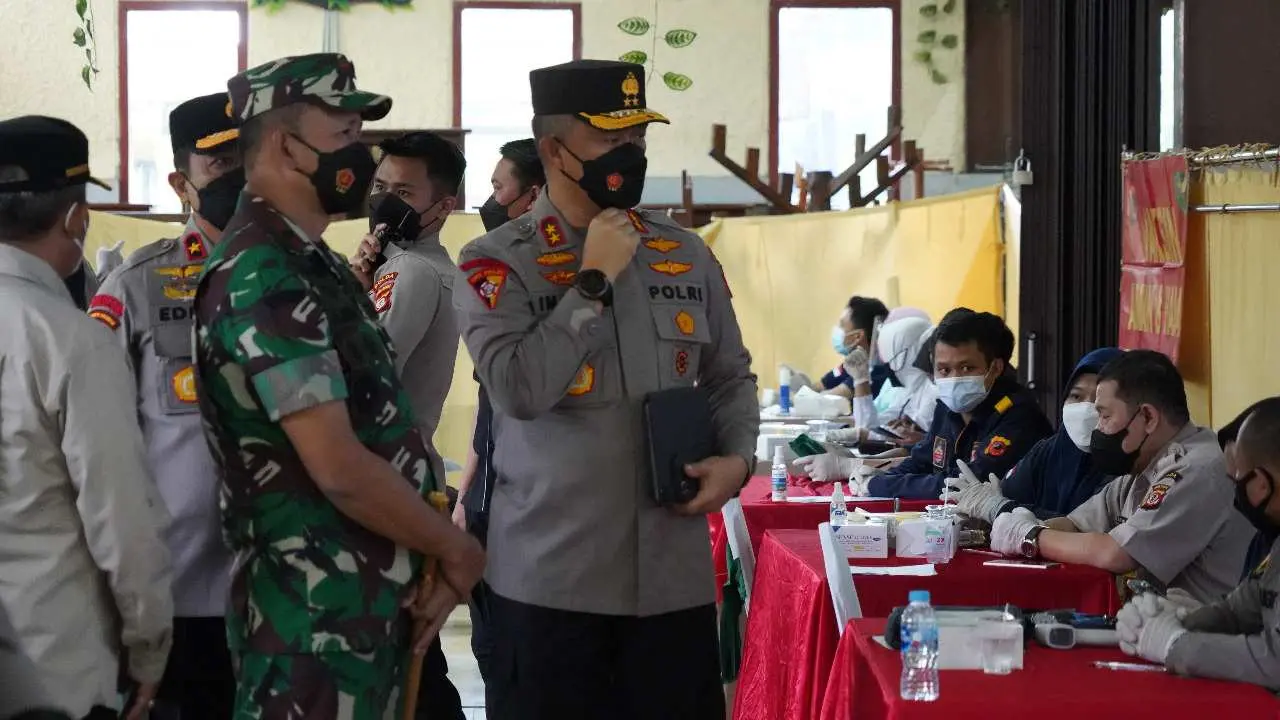 Danrem 061/Sk Dampingi Kapolri Tinjau Vaksinasi Presisi di Kawasan Taman Safari Puncak Bogor