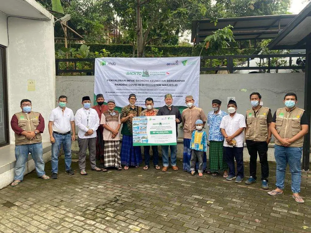 Pulihkan UMKM Pasca Pandemi, DD Tekno Salurkan Bantuan Infak kepada DKM Masjid Jabal Nur Giri Mekar Bandung