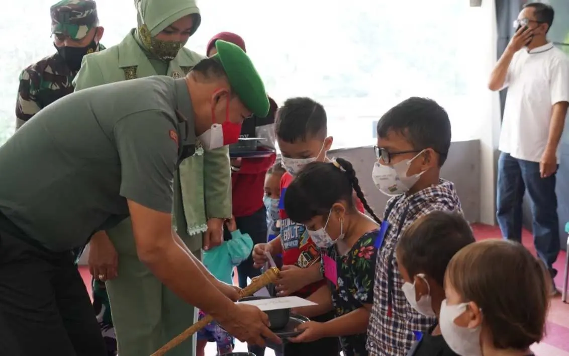 Peringati Hari AIDS Sedunia, Danrem bersama Ketua Persit KCK Koorcab Rem 061/Sk Santuni Anak Penderita HIV