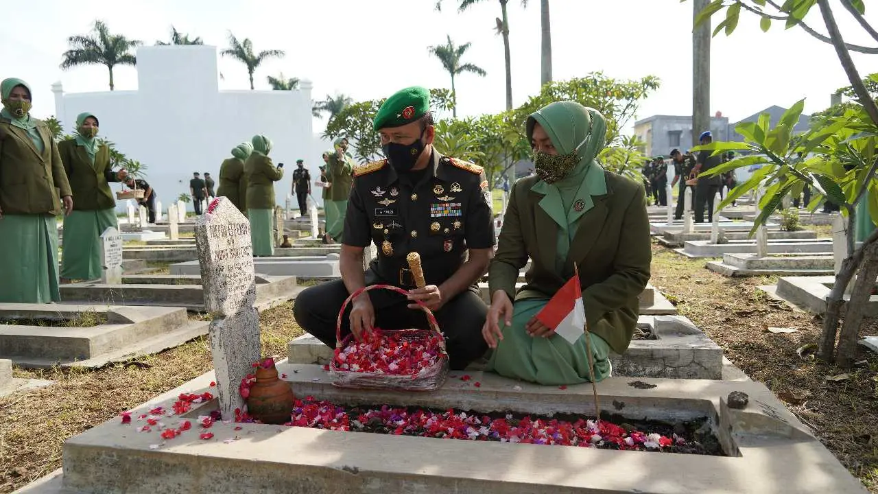 Jelang Hari Juang TNI AD ke-76, Danrem 061/Sk Pimpin Ziarah dan Tabur Bunga di TMP Dreded