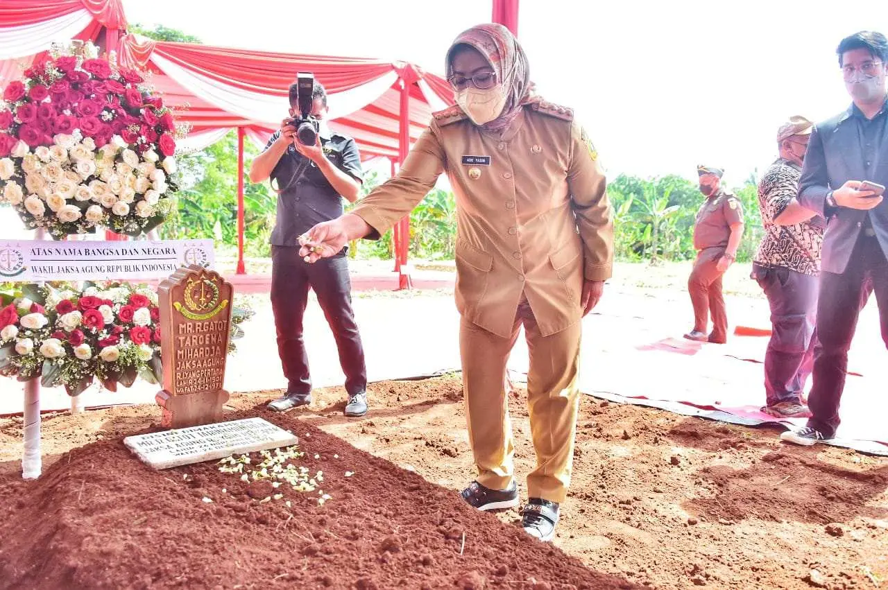 Bupati Bogor Bersama Wakil Jaksa Agung RI Ikuti Prosesi Pemindahan Makam Jaksa Agung Pertama