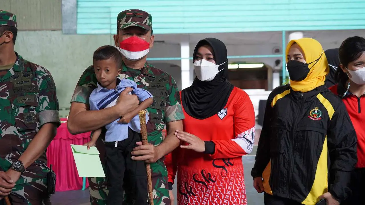 Peduli Keluarga Bawahannya, Jenderal Bintang Satu Ini Besuk Anak Prajurit yang Alami Sakit Menahun