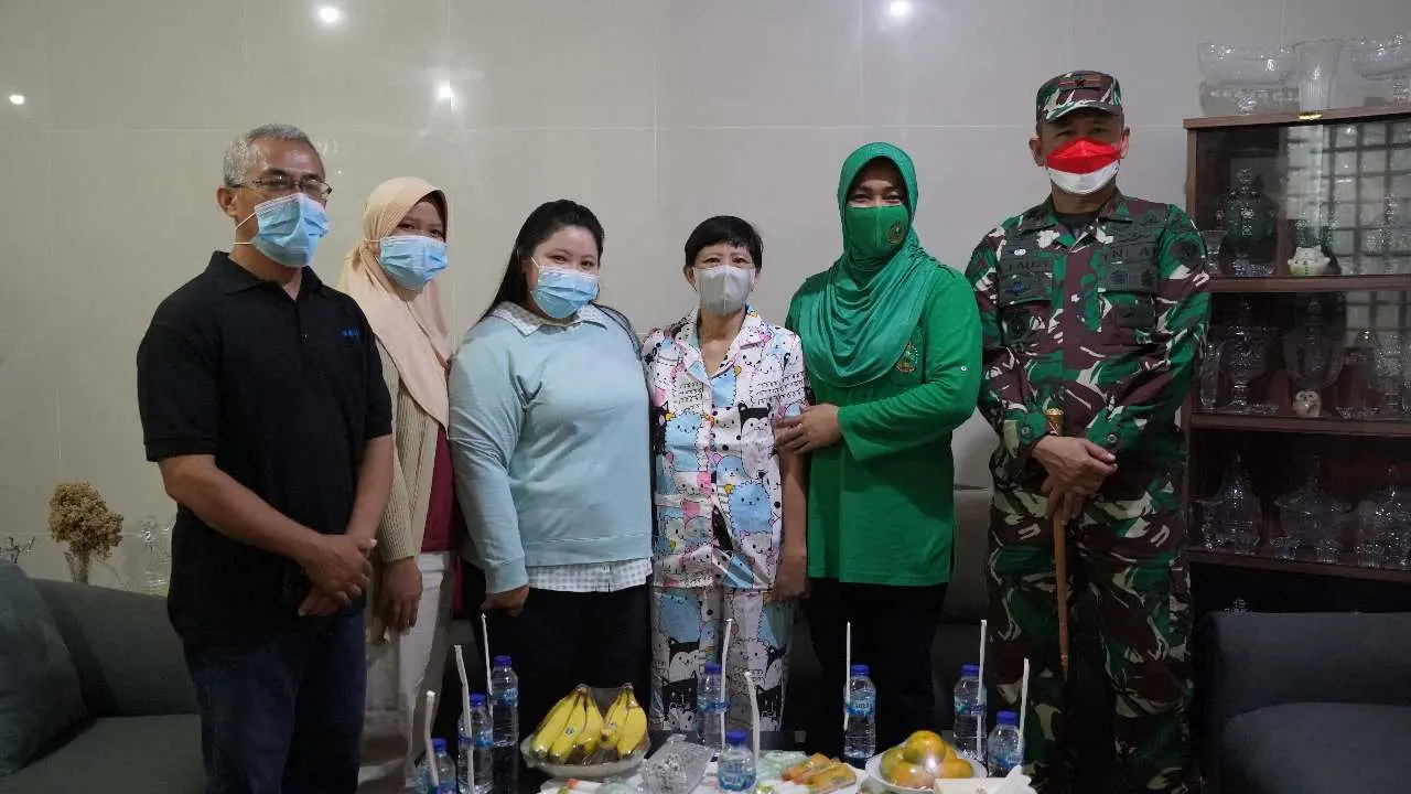 Berikan Dorongan Moril Terhadap Keluarga Anggota, Danrem 061/Sk Kunjungi Istri Prajurit Yang Sedang Sakit