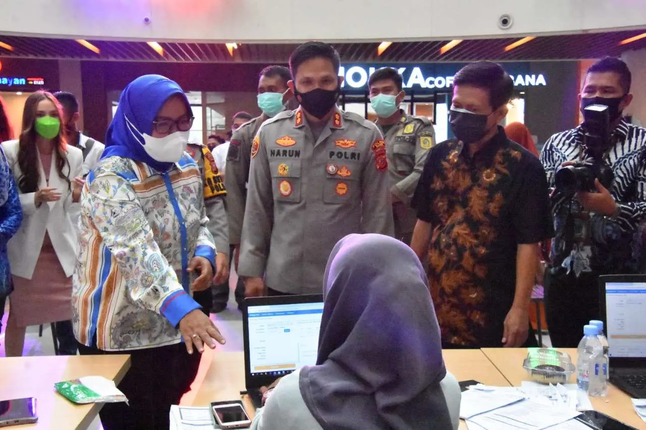 Gerai Vaksinasi Polres Bogor Bersama Indonesia Pasti Bisa di Metropolitan Mall Cileungsi Diserbu Warga