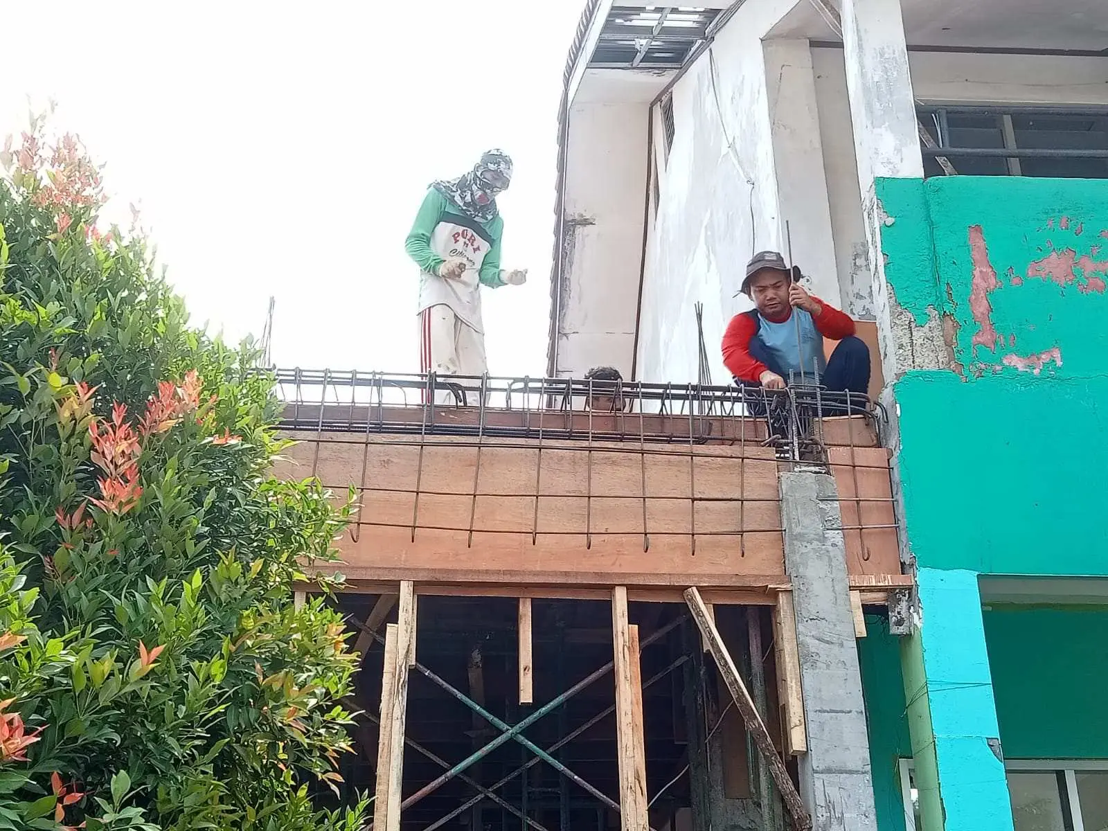 Abaikan APD, Penyedia Jasa Rehabilitasi SDN Kaumpandak 02 Ditengarai Menyalahi Aturan