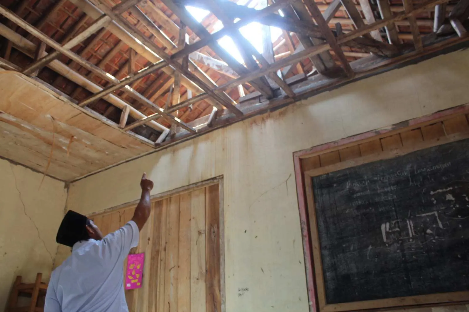 Atap Gedung SDN Kelas Jauh Kadusewu Ancam Keselamatan Ratusan Siswa