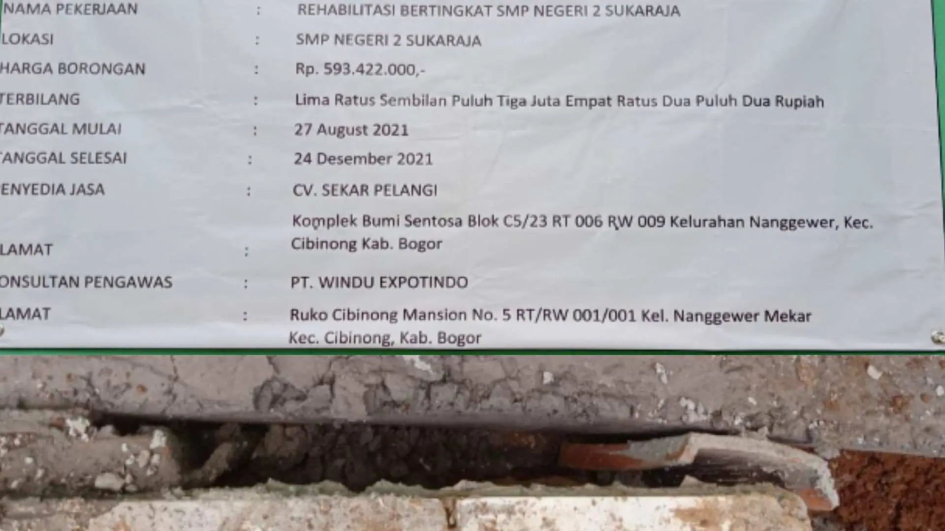 Pengerjaan Sloof Bawah Rehab Gedung SMPN 02 Sukaraja, Penyedia Jasa Diduga Gunakan Genteng Bekas