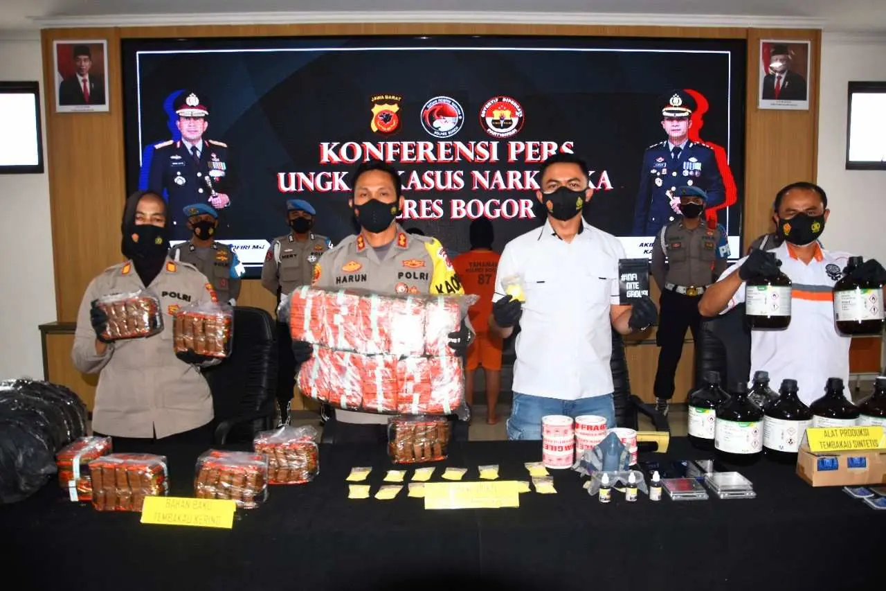 Polres Bogor Tangkap Komplotan Pembuat dan Pengedar Narkoba Jenis Tembakau Sintetis