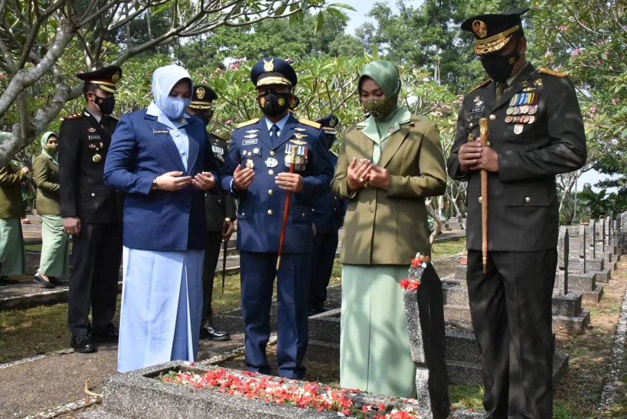 Peringati HUT ke-76 TNI, Danlanud Atang Sendjaja Hadiri Ziarah Nasional di TMP Pondok Rajeg