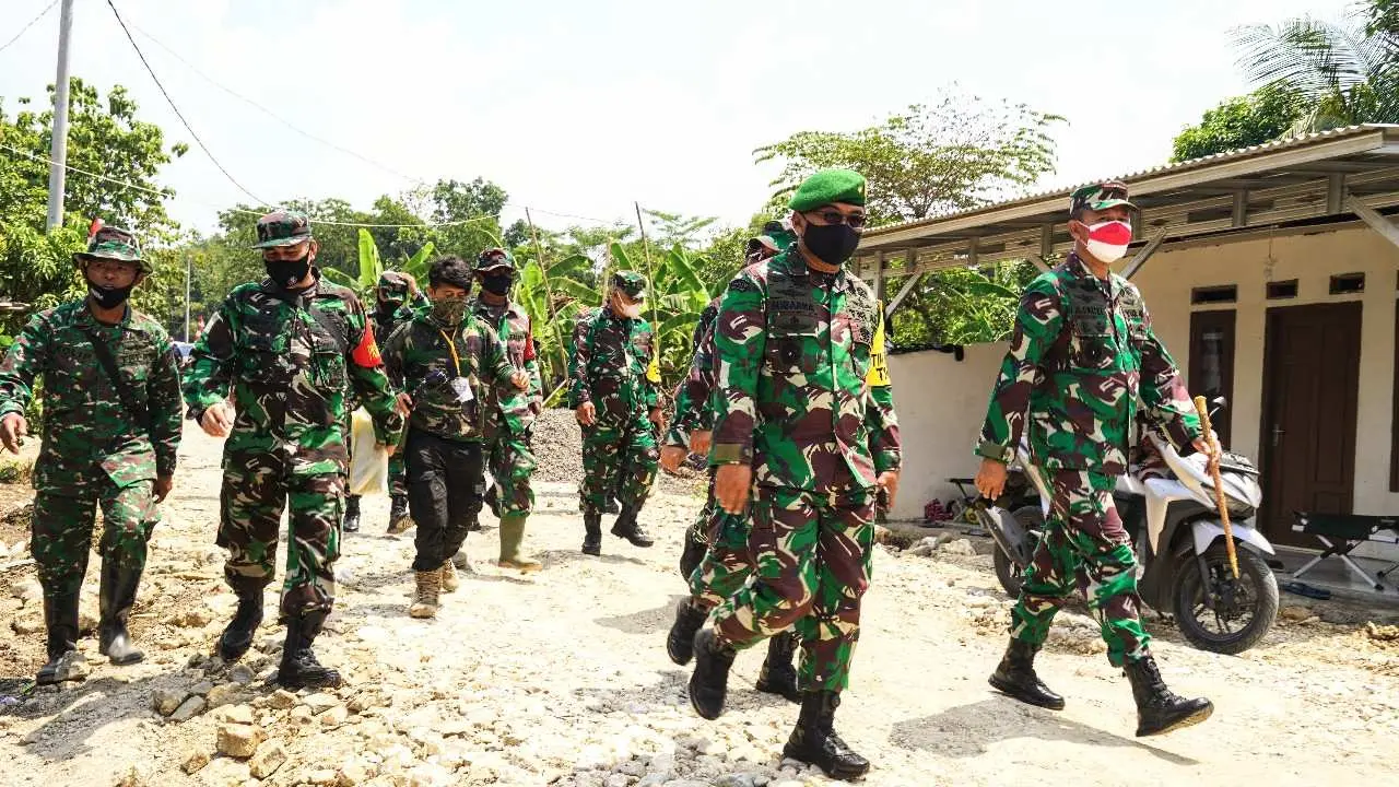 Kadispenad Didampingi Danrem 061/SK Tinjau Pelaksanaan Pengerjaan Program TMMD ke-112