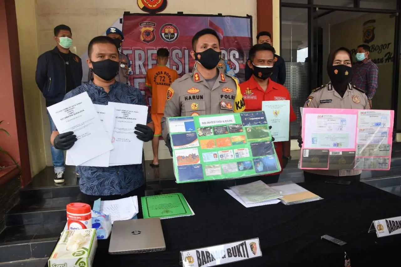 Gelapkan Uang Nasabah Hingga Puluhan Miliar Rupiah, Seorang Guru Madrasah di Bogor Diringkus Polisi