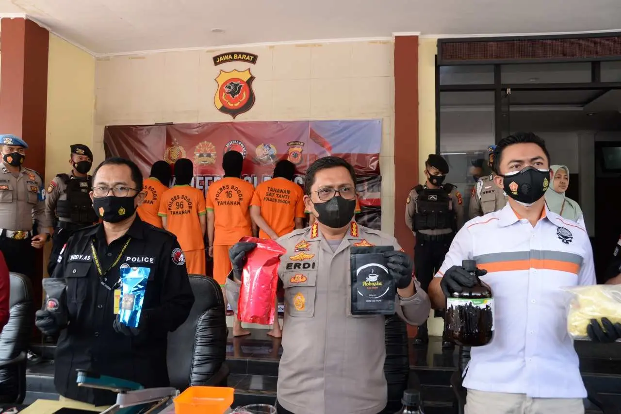 Bongkar Jaringan Narkoba Home Industri, Polda Jabar dan Polres Bogor Menyita Puluhan Gram Tembakau Sintetis Bernilai Miliaran Rupiah
