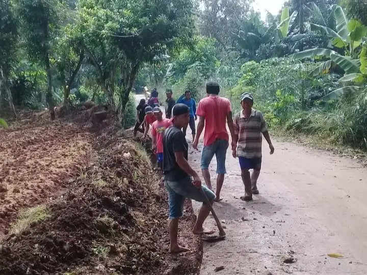 Melalui Program PKTD, Pemdes Nanggerang Tajurhalang Laksanakan Pembuatan Drainase