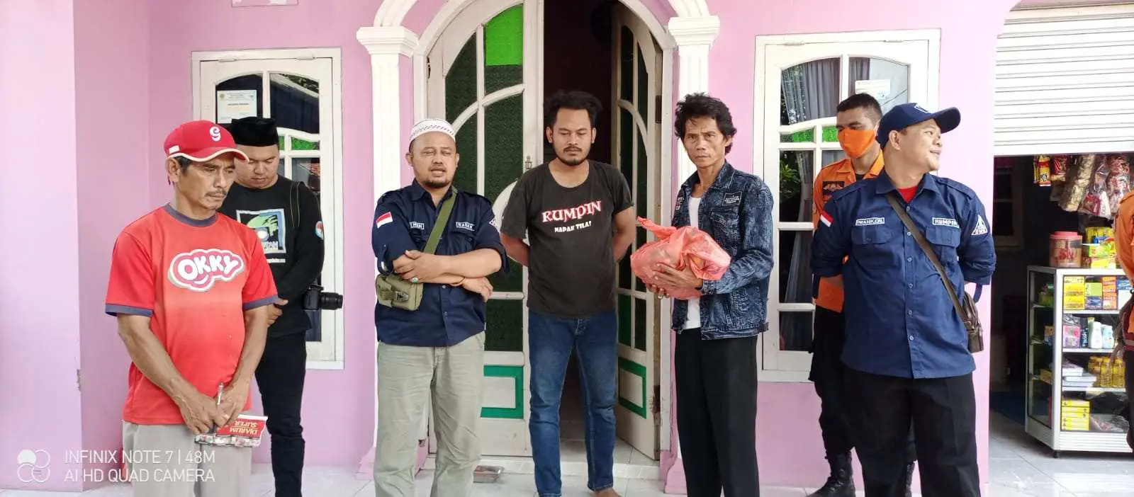 Peduli Korban Longsor, Komunitas Silaturahmi Warga Rumpin Tebar Puluhan Paket Sembako