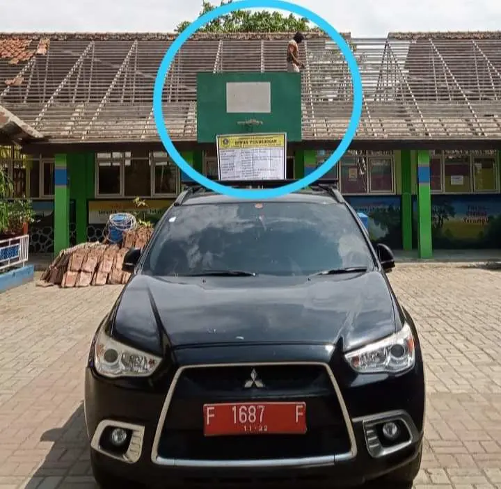 Pekerja Revitalisasi Gedung Sekolah Dasar Terpantau Tanpa Alat Pelindung Diri