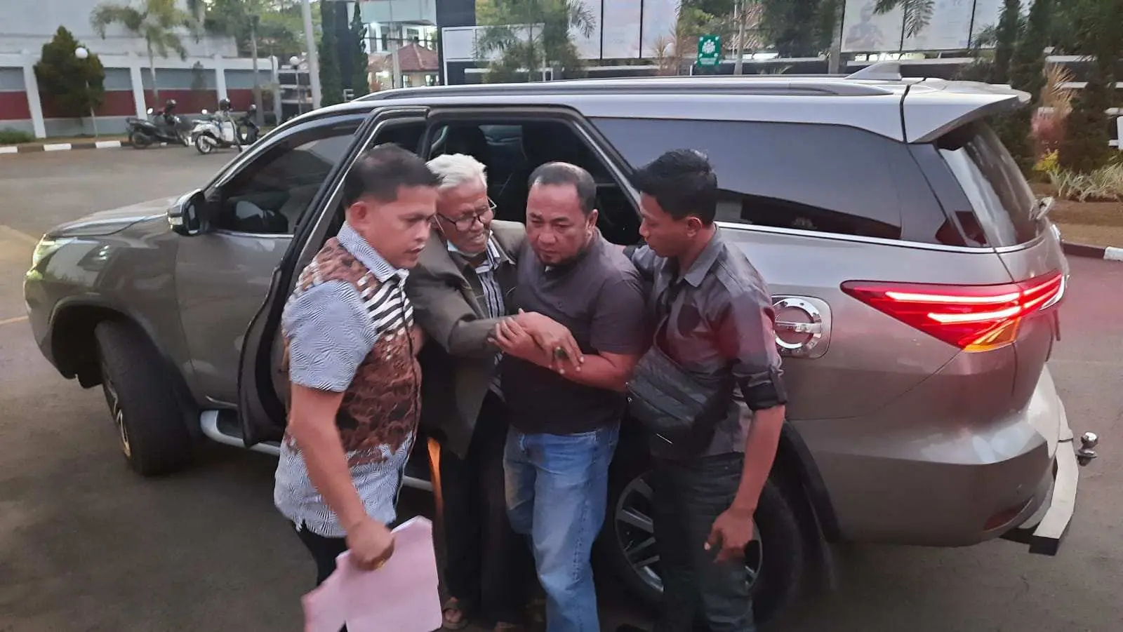 Tim Tabur Kejari Garut Berhasil Amankan Miscbah Somantri Buronan Tipikor Anggaran DPRD