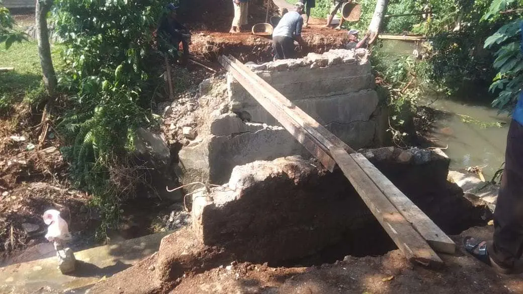 Launching Samisade, Pemdes Nanggerang Bangun TPT dan Jembatan